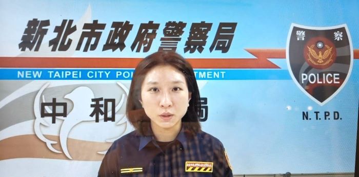 《圖說》中和警交通分隊分隊長黃湘凌說明交通事故案由。〈中和分局提供〉