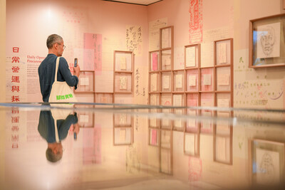 是次展覽匯集館藏原稿、炮竹製作工具、包裝招紙等逾400件展品,多角度呈現澳門炮竹業的百年歷史與文化價值,引領觀眾重溫這昔日為澳門四大工業之一的光輝歷程。 是次展覽匯集館藏原稿、炮竹製作工具、包裝招紙等逾400件展品,多角度呈現澳門炮竹業的百年歷史與文化價值,引領觀眾重溫這昔日為澳門四大工業之一的光輝歷程。