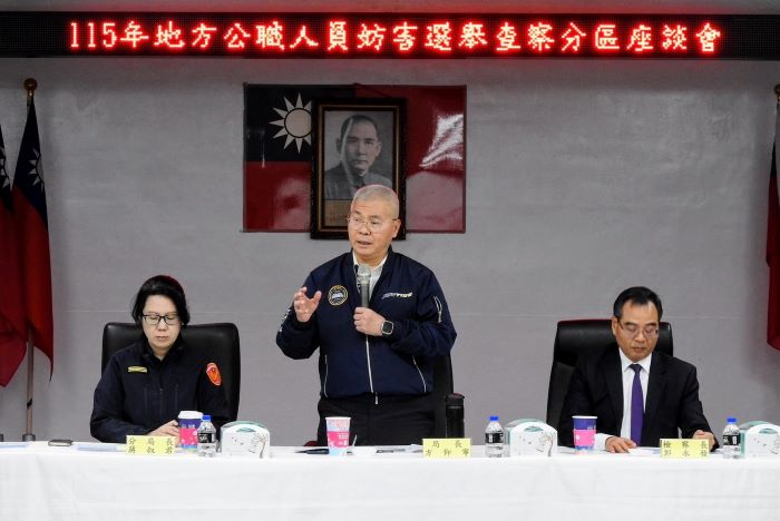 《圖說》市警局長方仰寧出席永和分局115年地方公職人員妨害選舉查察分區座談會,勉勵同仁精進查察作為,提升整體偵辦效能,右一新北地檢署檢察長郭永發、左一永和分局長蔣叔君。〈永和分局提供〉