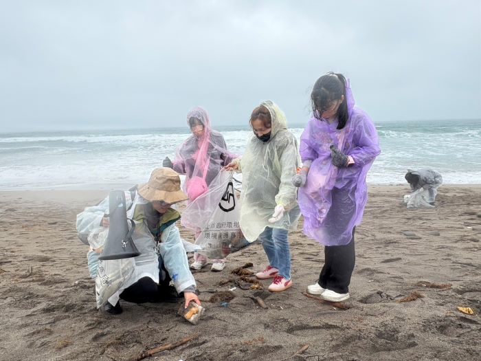 《圖說》民眾共同參與淨灘活動,以實際行動實踐環保理念,保護海洋生態。〈環保局提供〉