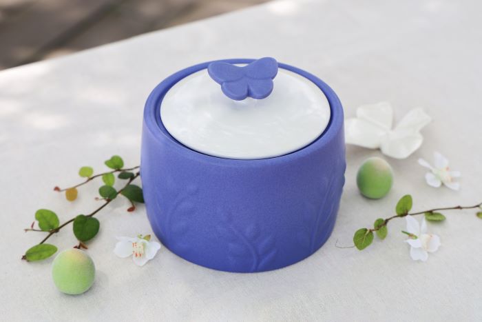 《圖說》小梅甕《春意》,以霧紫、青碧、晨藍與柔粉四款色彩搭配蝶、梅、雲、花四款。〈陶博館提供〉