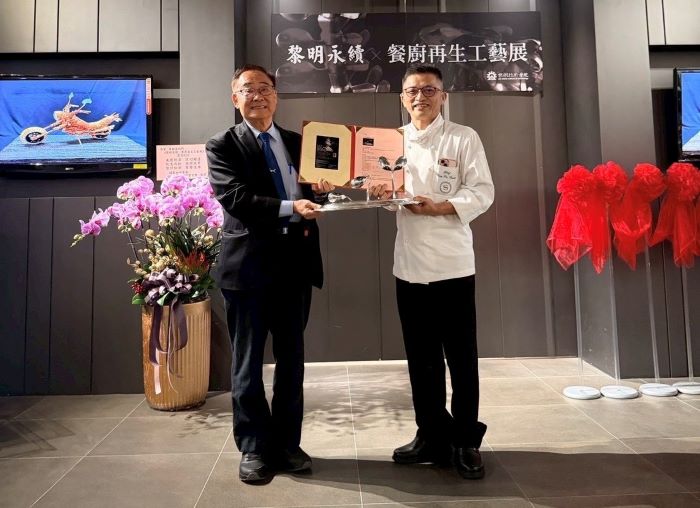 《圖說》黃銘波主廚致贈作品予林明芳校長。〈黎明技術學院提供〉