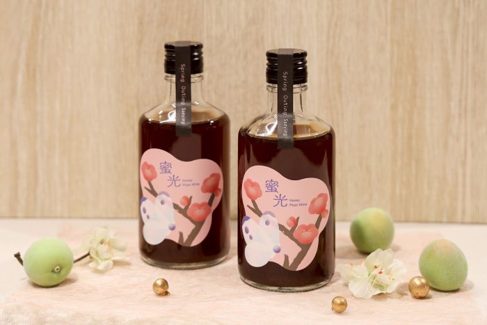 《圖說》攜手鶯歌在地合力酒廠推出「蜜光.百花蜜梅酒」,口感甘潤柔和。(酒後不開車,安全有保障)。〈陶博館提供〉