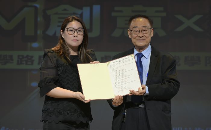 《圖說》黎明技術學院校長林明芳與AM創意執行長林奕君簽訂產學合作備忘錄。〈黎明技術學院提供〉