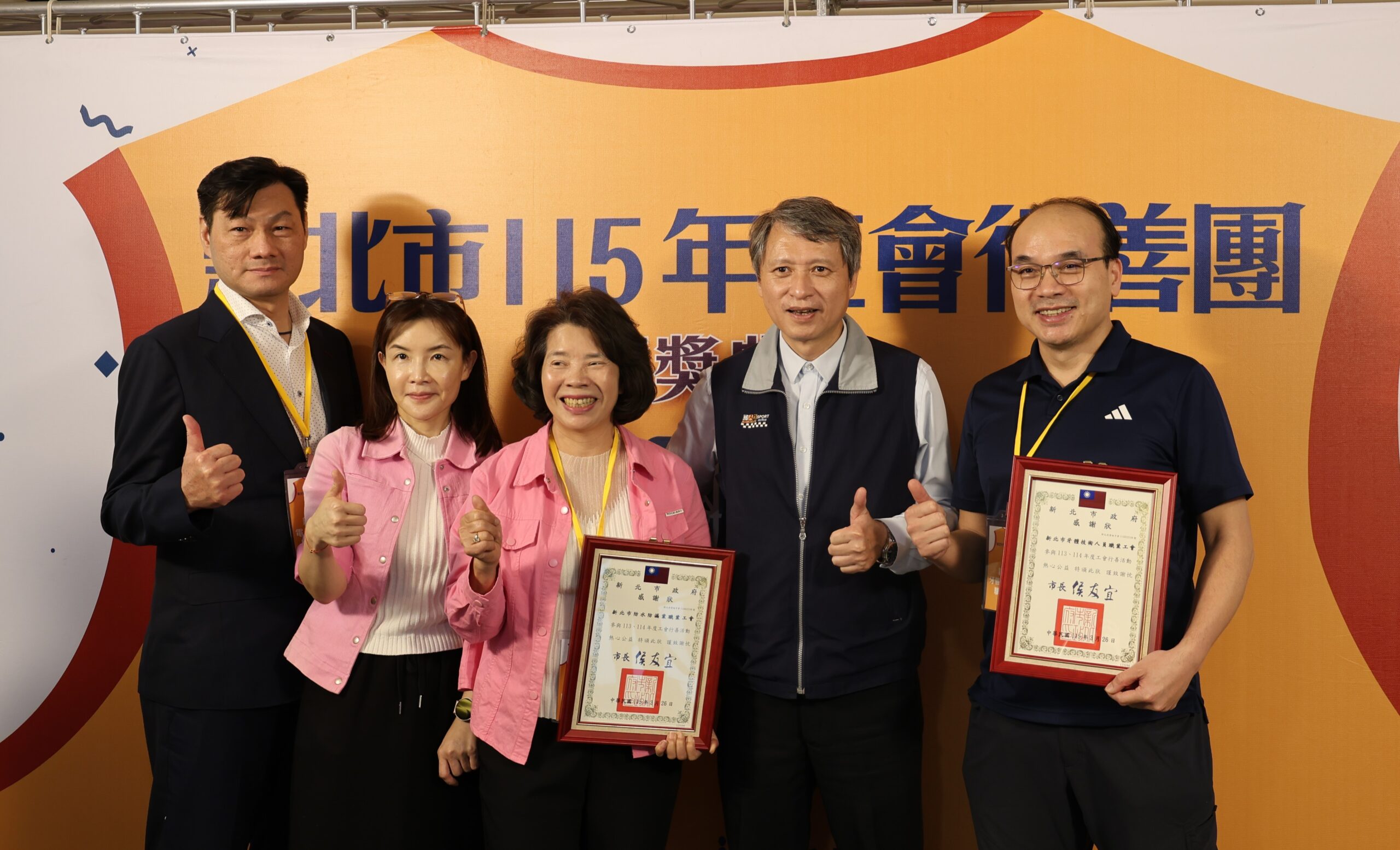 《圖說》牙體工會每年都會和牙醫師合作,進入社區做牙齒保健宣導、義診,右二為勞工局長陳瑞嘉。〈勞工局提供〉