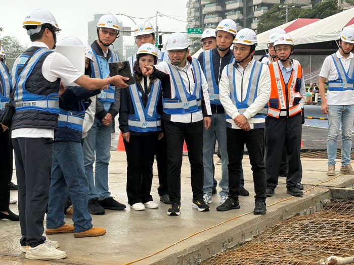 《圖說》市長侯友宜視察鋪軌情形。〈捷運局提供〉