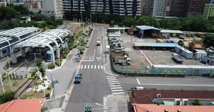 《圖說》新北市政府陸續完成淡水區中正路二段道路拓寬、沙崙路口優化改善工程,做好準備迎接淡江大橋通車。圖為中正路二段51巷改善前照片。〈工務局提供〉