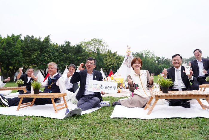 《圖說》2026三峽綠茶季透過春日野餐場域、親子互動體驗,將茶文化帶入校園與日常生活情境,提升整體活動的參與感與生活感,左二農業局長諶錫輝。〈農業局提供〉