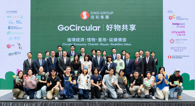信和集團「GoCircular | 好物共享」啟動禮上，副行政總裁黃永龍先生（中排右六）及首席商務總裁蔡碧林女士（中排左六）與一眾合作伙伴、嘉賓，以及參與活動的綠色科技伙伴、年輕創作人及升級再造設計師合照，展現各界攜手推動循環經濟的凝聚力。