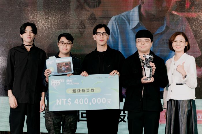 《圖說》《青春的回擊殺球》在2025新星獎榮獲最大獎超級新星獎，亦憑藉深刻的敘事與優異的影像語言，一舉勇奪金穗獎三項大獎。圖為導演王浩泰(右二)及創作團隊與文化局長張䕒育(右一)合影。〈文化局提供〉