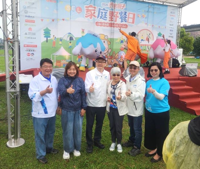 《圖說》新北市持續推動「幸福家庭123」理念，倡議家人每日至少20分鐘共同進行閱讀、分享或運動，左三為教育局長張明文。〈教育局提供〉