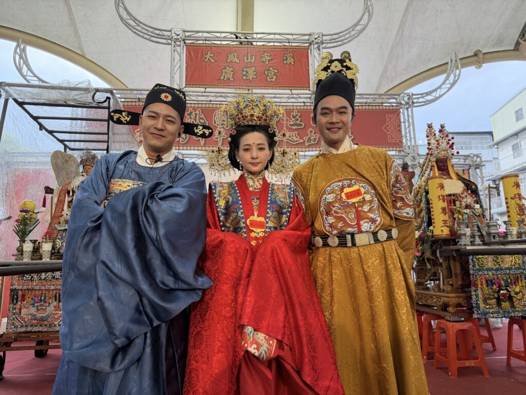 「神行盃國際四驅車大賽」發起人草爺(左一)、柯大堡(右一)宣佈第三屆「神行盃」將移師高雄岡山城隍殿舉行