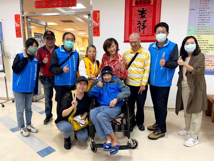 《圖說》板橋榮家家主任陳桂美(右4)、輔導組組長劉芳瑤(右1)，基隆榮服處副處長李復鄉(右2)率服務團隊陪同親屬，共同協助105歲榮民林爺爺(坐者)安置。〈基隆榮服處提供〉