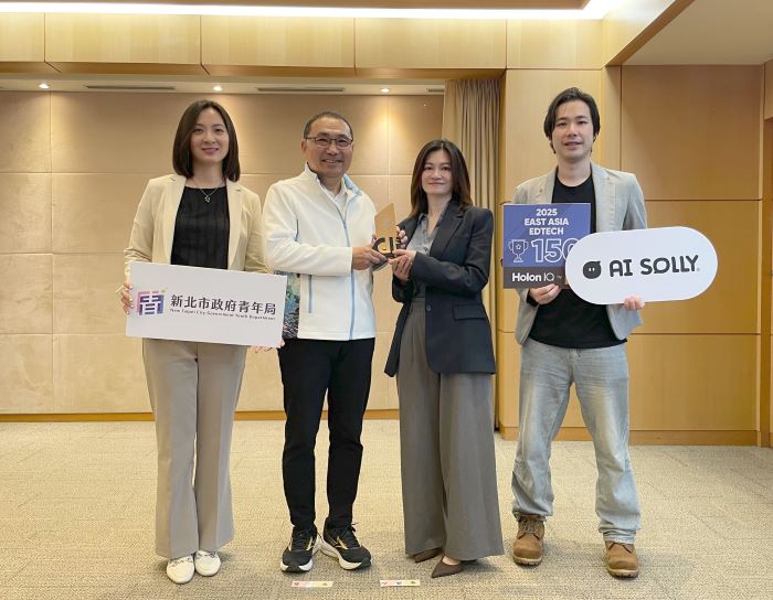 《圖說》宇宙製造公司宇宙製造獲HolonIQ「Taiwan EdTech 50」,曾怡璇執行長(右二)向與侯市長分享亮眼成績。〈青年局提供〉