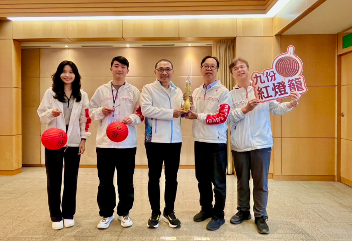 《圖說》「九份紅燈籠祭」榮獲2025美國繆思創意獎金獎肯定，今日由局長楊宗珉〈右二〉偕團隊於市政會議獻獎。〈觀旅局提供〉
