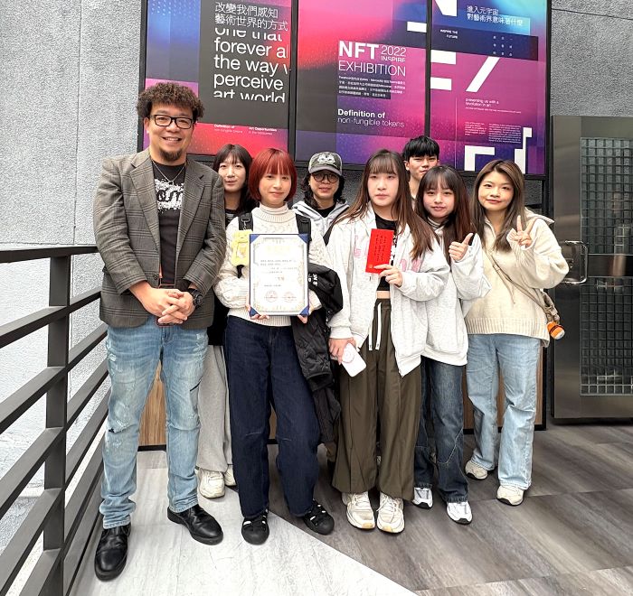 《圖說》龍華科大文創系學生作品《跟朕走一趟》榮獲三等獎,王健明老師與楊蕎羽、陳昱彤、呂欣育、蕭郁真、林妤萱、陳宜宣、黃慧惠、蔡長安合影,呈現影視教學的實作能量。〈龍華科大提供〉