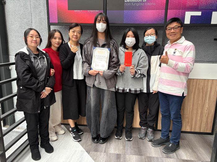 《圖說》龍華科大文創系學生以《探索大稻埕之美》榮獲三等獎,主任倪建芝與梁朝棟老師與林宥彤、林慈涵、邱詩婷、曾盈媗、劉慶妝合影,透過影像創作展現城市文化魅力。〈龍華科大提供〉