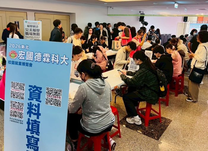 《圖說》宏國德霖科大校園徵才資料填寫區座無虛席。〈勞工局提供〉