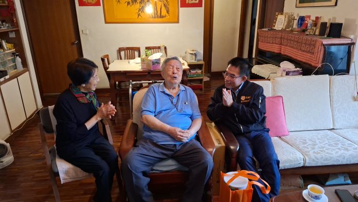 《圖說》95歲的舒爺爺維持每日散步習慣,生活規律而健康。〈臺北市榮服處提供〉