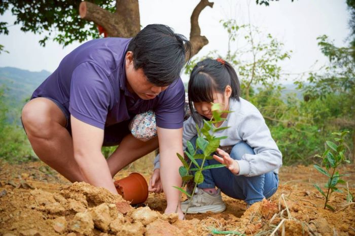 《圖說》親子共同植樹，生命教育從小做起。〈農業局提供〉