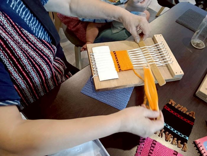 《圖說》「新店部落見學」體驗編織魚網燈,邀請民眾一同走進阿美族傳統文化。〈文化局提供〉