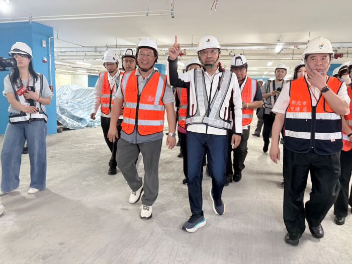 《圖說》侯友宜市長指示施工團隊強化工區動線分流與防護措施，降低對師生活動影響，確保教學環境安全無虞。〈交通局提供〉