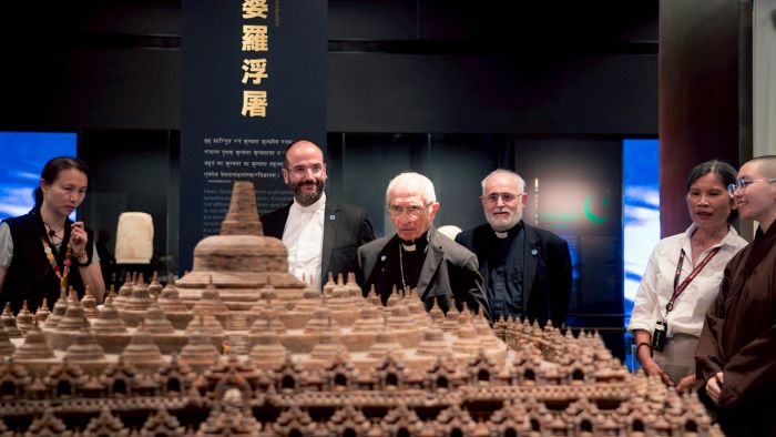 《圖說》天主教義大利樞機主教托瑪士等一行參訪「世界宗教展示大廳」的宗教建築模型。〈宗博館提供〉