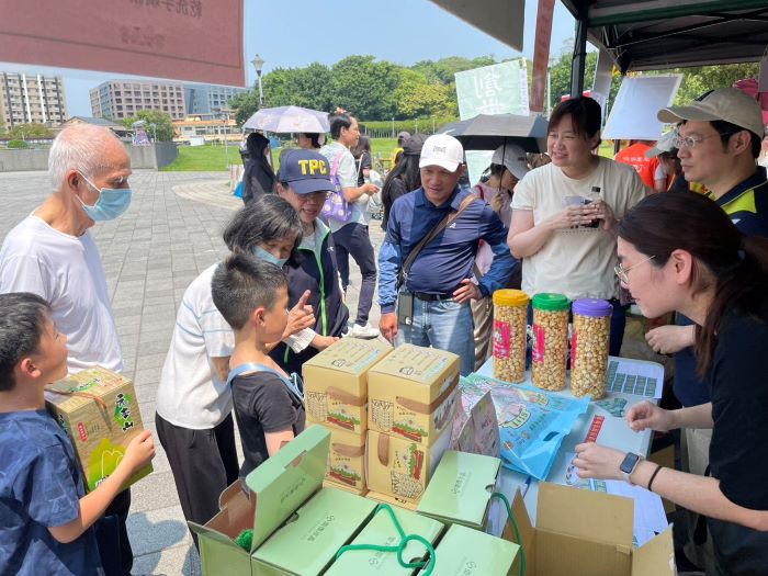 《圖說》北北區處同仁、志工積極參與攤位義賣,熱情與民眾互動,吸引不少人潮駐足支持。〈北北區處提供〉