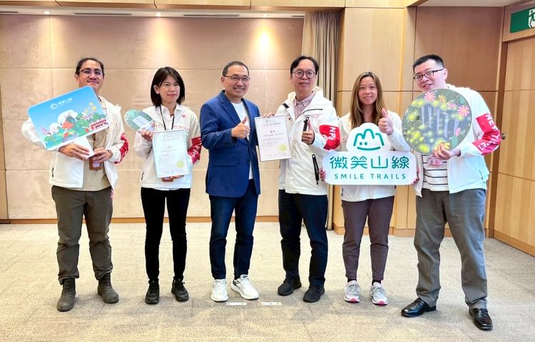 《圖說》觀旅局推動景觀環境營造成果再傳捷報，局長楊宗珉今日〈右三〉偕團隊於市政會議獻獎。〈觀旅局提供〉