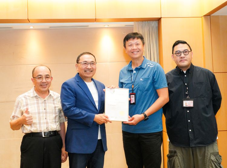 《圖說》新北碧潭堰再奪「2025第13屆台灣景觀大獎」自然保育類佳作,今日由水利局長宋德仁(左)及科長林俊宏(右)將獎獻給新北市長侯友宜。〈水利局提供〉