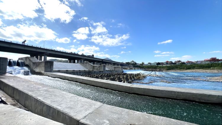 《圖說》「碧潭堰改善暨周邊環境營造」打造防洪、生態、環境教育及觀光四棲的優質水岸廊帶,形塑生態與人本共利之濱溪遊憩廊道。〈水利局提供〉