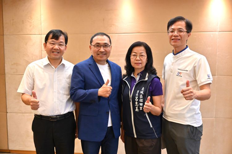 《圖說》社區營造重要推手土城區祖田里長呂惠美里長與侯友宜市長、城鄉局長黃國峰〈右一〉及民政局長林耀長合影。〈城鄉局提供〉