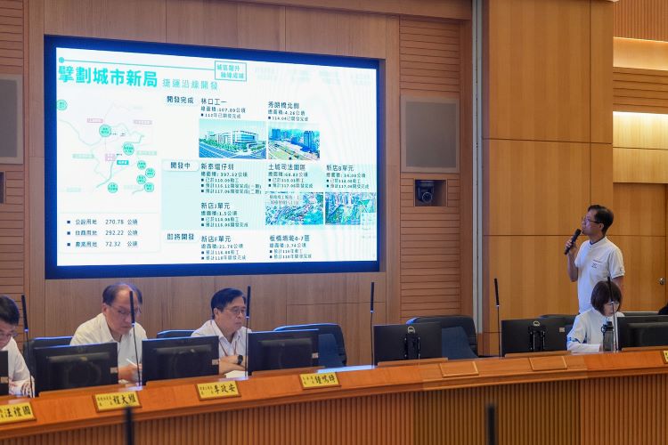 《圖說》城鄉局長黃國峰簡報擘劃城市新局捷運沿線開發。〈城鄉局提供〉