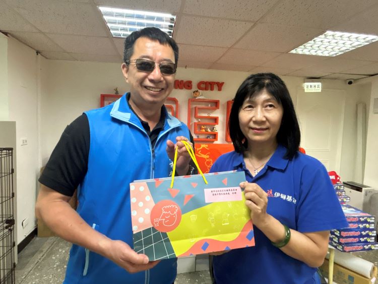 《圖說》基隆榮服處長方正(左)致贈李蓮區長(右)紀念品,期待共織社會安全網。〈基隆榮服處提供〉