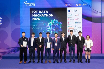 專業組得獎者與頒獎嘉賓 立法會議員卜國明工程師 （中）合影