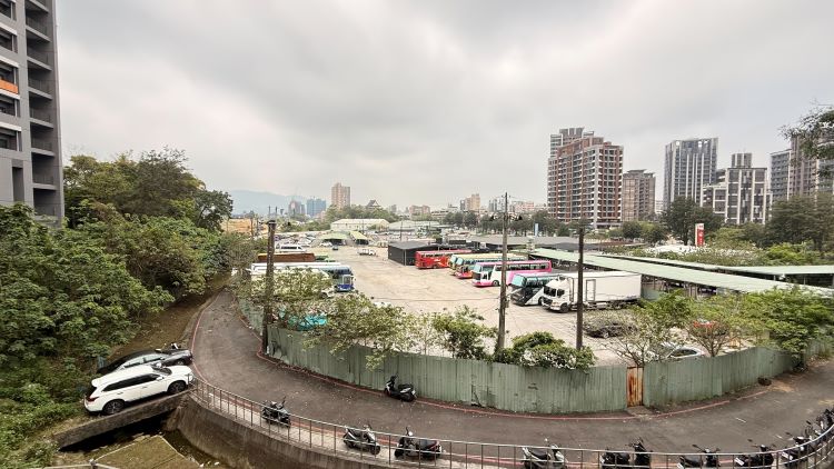 《圖說》土城暫緩發展區區段徵收案西側現況停車場。〈城鄉局提供〉