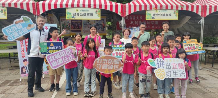 《圖說》廉政宣導活動透過寓教於樂方式，讓孩子們體驗一場綠色廉能的文化洗禮，左一環保局政風室主任林三龍。〈環保局提供〉