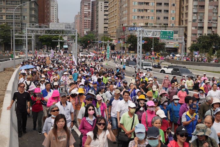《圖說》今日有上萬市民朋友以「漫步」方式，率先踏上淡江大橋這座橫跨淡水河的地標。〈民政局提供〉