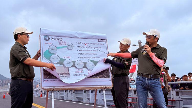 《圖說》北區公路新建工程分局陳永傑分局長現場工程解說，帶領民眾認識淡江大橋的設計理念、工程特色及對區域交通與城市發展影響。〈民政局提供〉