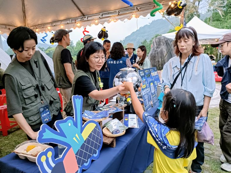 《圖說》螢光季活動期間於螢光護照累計滿額即可兌換轉蛋。〈坪林區公所提供〉