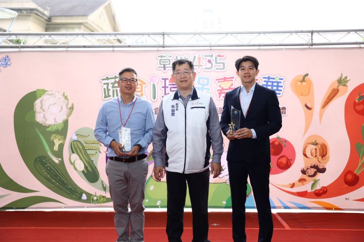 《圖說》綠色採購《圖說》特優單位，左起：台泥、環保局副局長朱益君、格上汽車。〈環保局提供〉