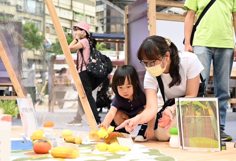 《圖說》「閱讀市集」吸引不少親子家庭前來闖關互動。〈新北市圖提供〉