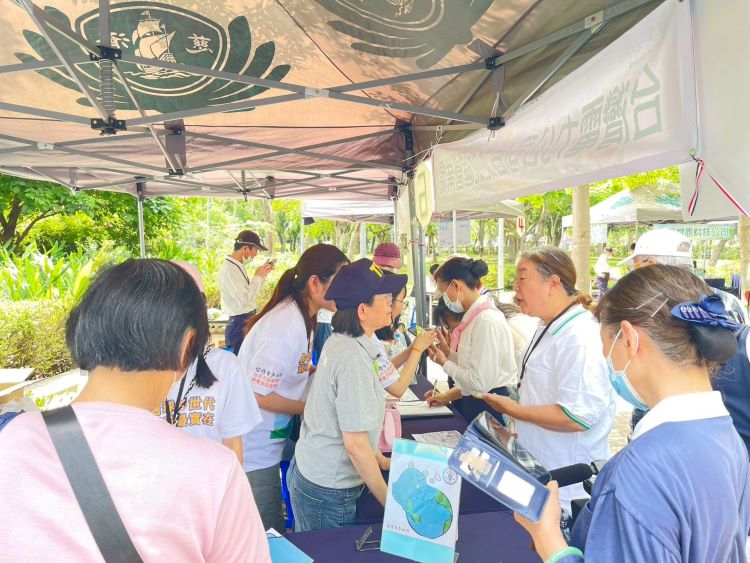 《圖說》台「綠能永續護地球×蔬食無痕家庭日」結合環境教育與親子互動體驗，吸引同仁與員眷近百人共襄盛舉，現場氣氛熱絡。〈北北區處提供〉