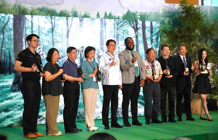 《圖說記者會現場頒發由回收大理石粉末製作的環保感謝獎座，表揚59家積極參與植樹行動之企業、團體及學校。〈農業局提供〉