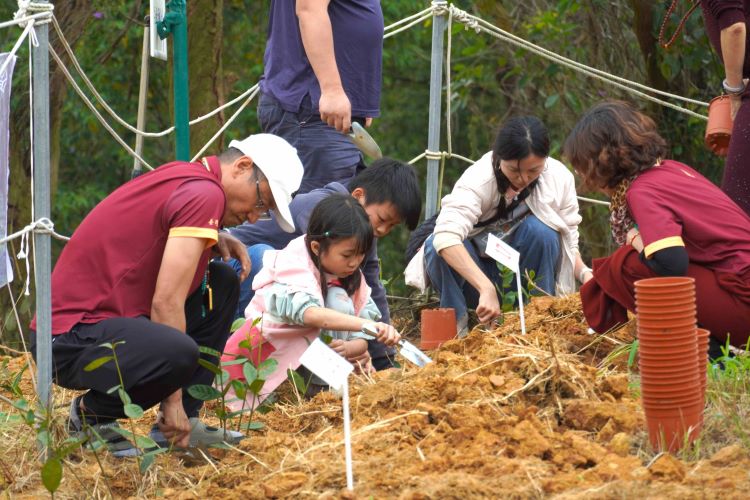 《圖說》苗栗縣桑耶寺參與植樹活動。〈農業局提供〉