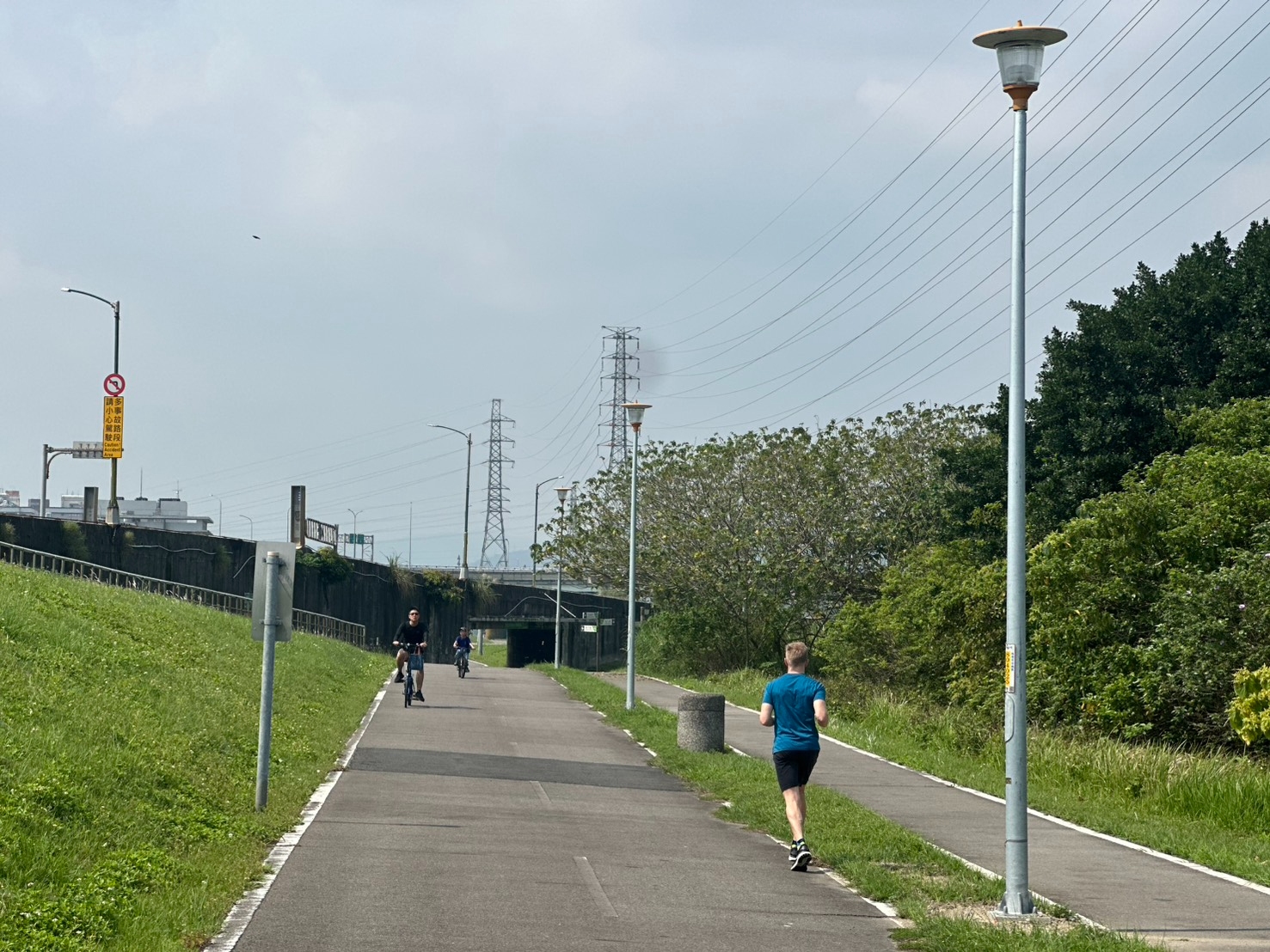 《圖說》五股濕地燈桿改善工程，打造安全且自然的休憩環境。〈高灘處提供〉