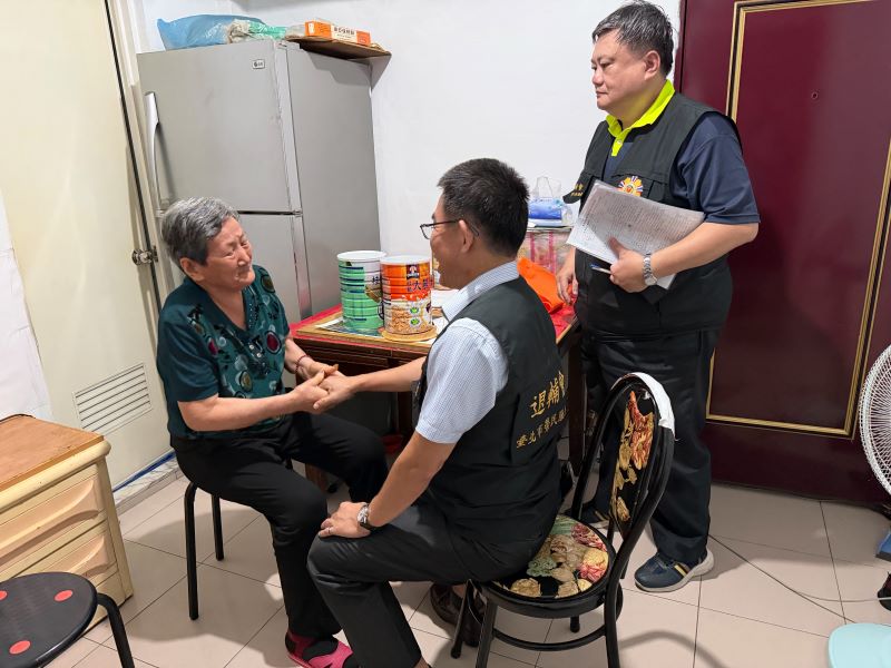 《圖說》訪視榮眷之二。〈臺北市榮服處提供〉