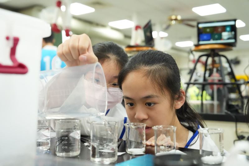 《圖說》選手專注進行實作實驗。〈教育局提供〉