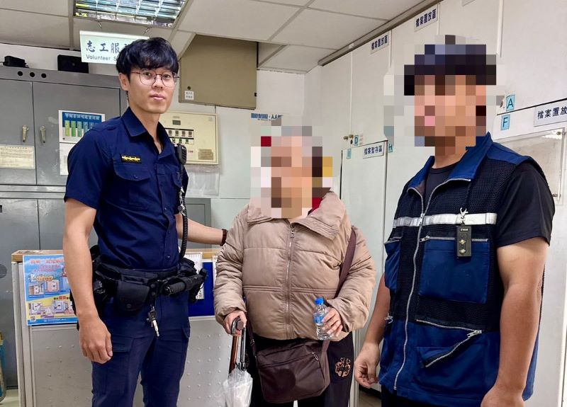 《圖說》海山警助迷途高齡長者返家三。〈海山分局提供〉
