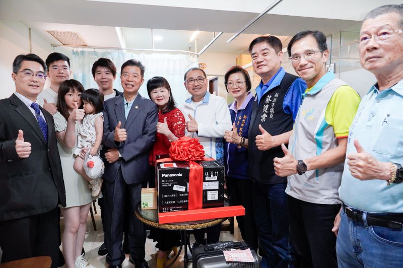 《圖說》侯友宜市長由社會局長李美珍等人陪同訪視模範母親康錦花（中，穿紅衣者）。〈社會局提供〉